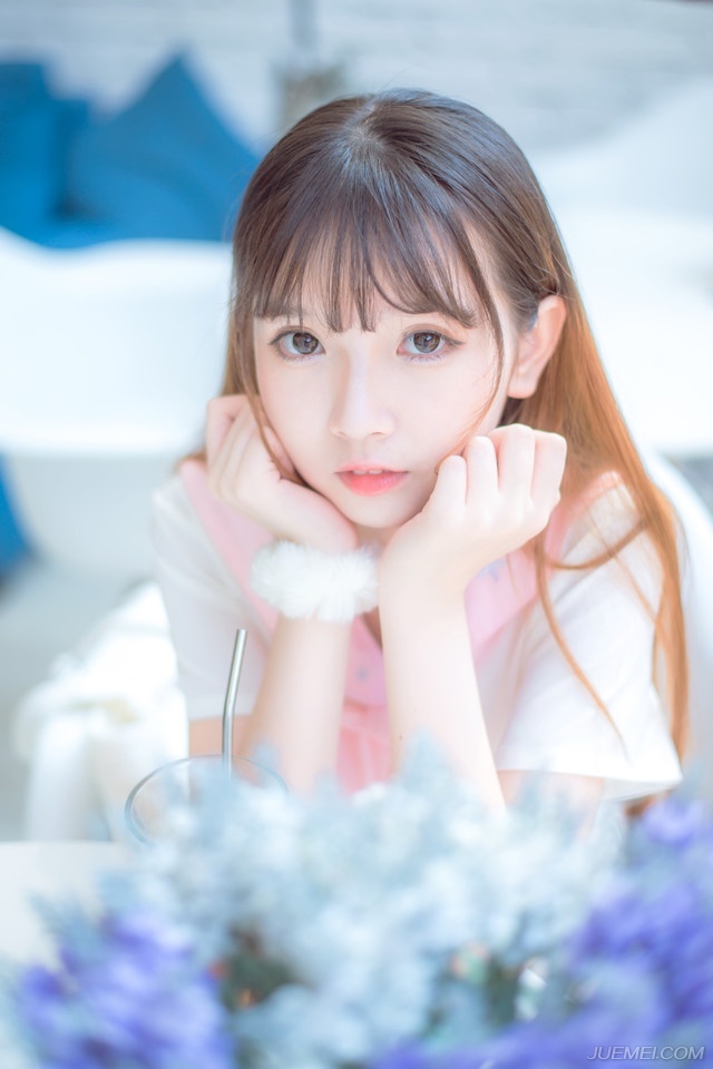 关羽闻言，看了刘备一眼，点点头道：“一切由大哥做主。”